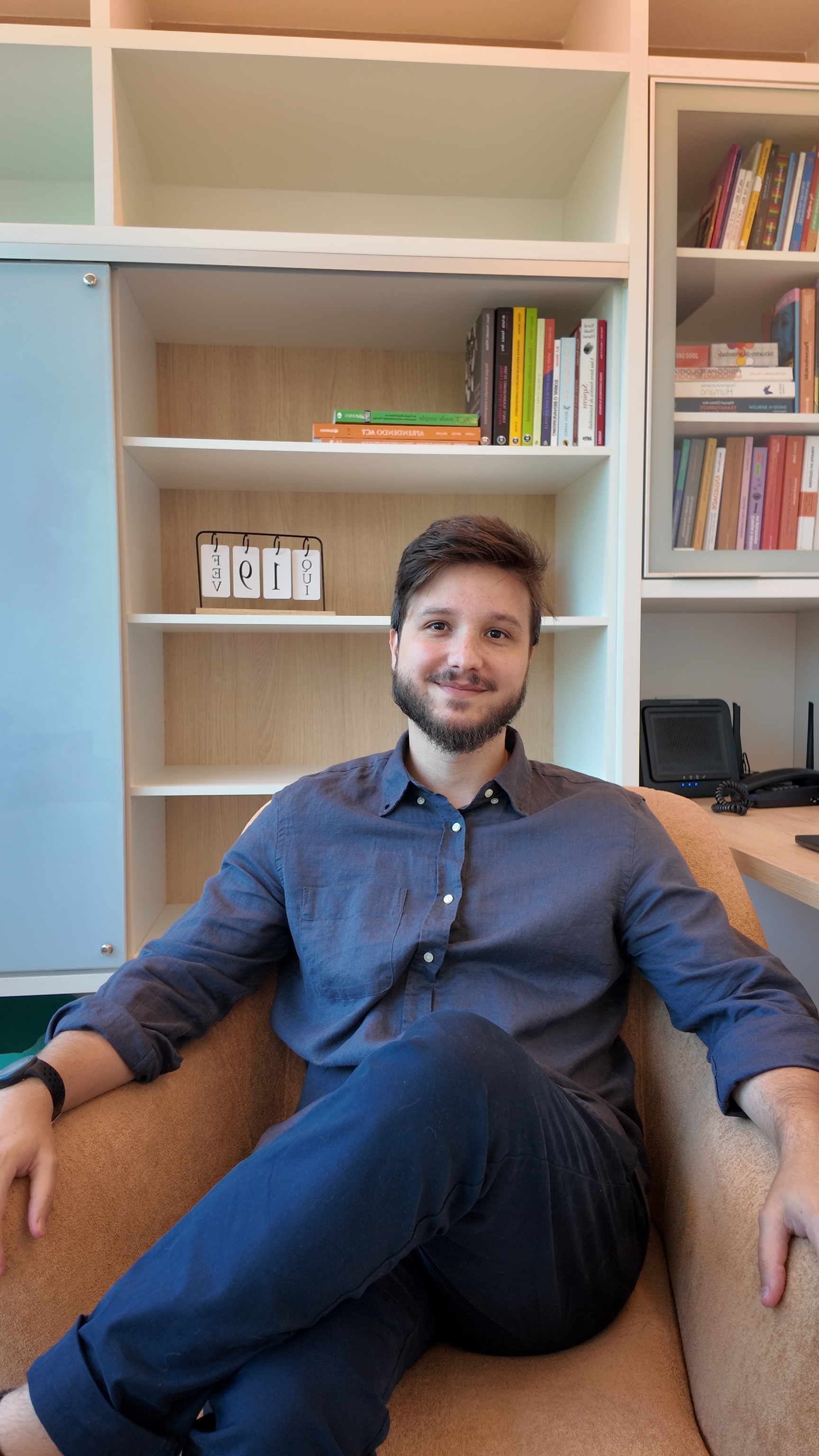 Psicólogo Cássio Silvestre em seu consultório